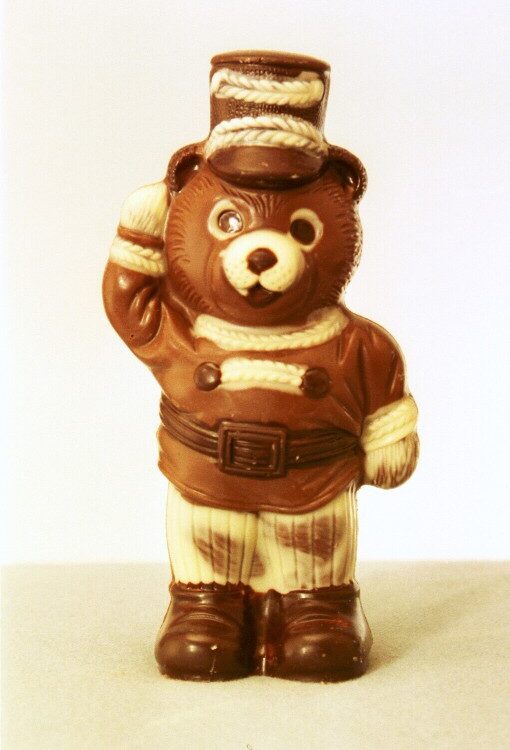 Bär in Uniform