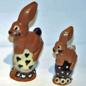 Hase auf Ei