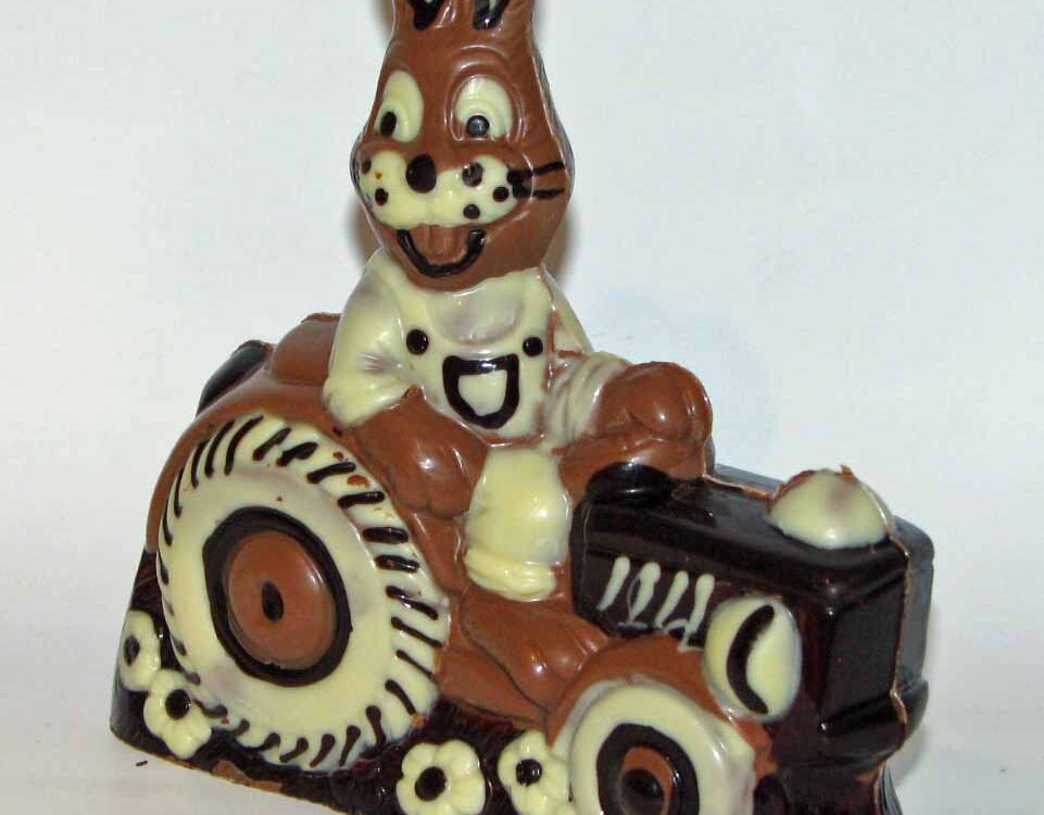 Schokohase auf Traktor